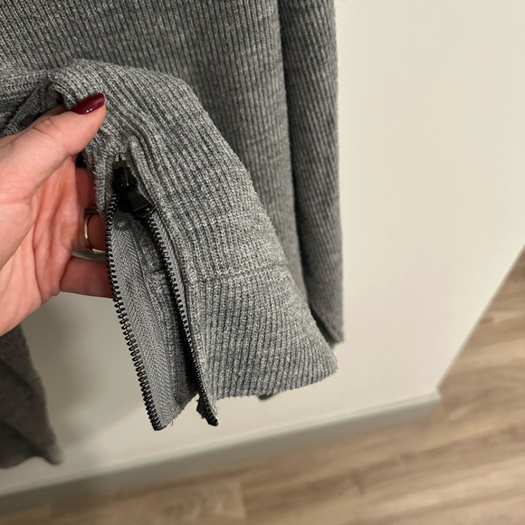 Varley Huntly Side Zip Sweater in Heather Gray, size: L - Picture 5 of 6